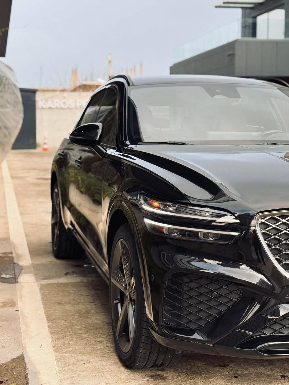 السلام عليكم 
جينسس GV70 موديل 2023 فول مواصفات 🔥
4 سلندر 2500 تيربو 
مواصفات اعلى فئة سبورت برستيج 
داخل احمر 
كشنات احمر تبريد تدفئة 
كامرات 360 درجة 
حساس امامي خلفي 
رادار امامي و خلفي و جانبي 
تحديد مسار 🛣️
بانورما 
بصمة 
تشغيل عن بعد 
قيادة ذاتية 
ماشيه 94 كيلو متر 
وبعد وبيها هوااي مواصفات 
الضرر : جاملغ الخلفي صبغ فقط 
رقمها دهوك و بلنسبة للتضليل بيها كتاب تضليل 
سعر السياره :335$ 
عنوان السياره سليمانية 
للاستفسار : ***********
