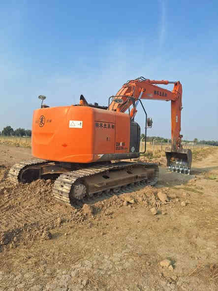 السلام عليكم حفارة للبيع هيتاشي موديل٢٠١٤حجم٢٢٥/ Lc // B5 اخت الزيرومكفولةكفالة عامة مامفتوح بيهابرغي مشتغلة٨٠٠٠ساعة فقط المكان ديالى السعر٤٧٥ $ التصال***********// ***********
