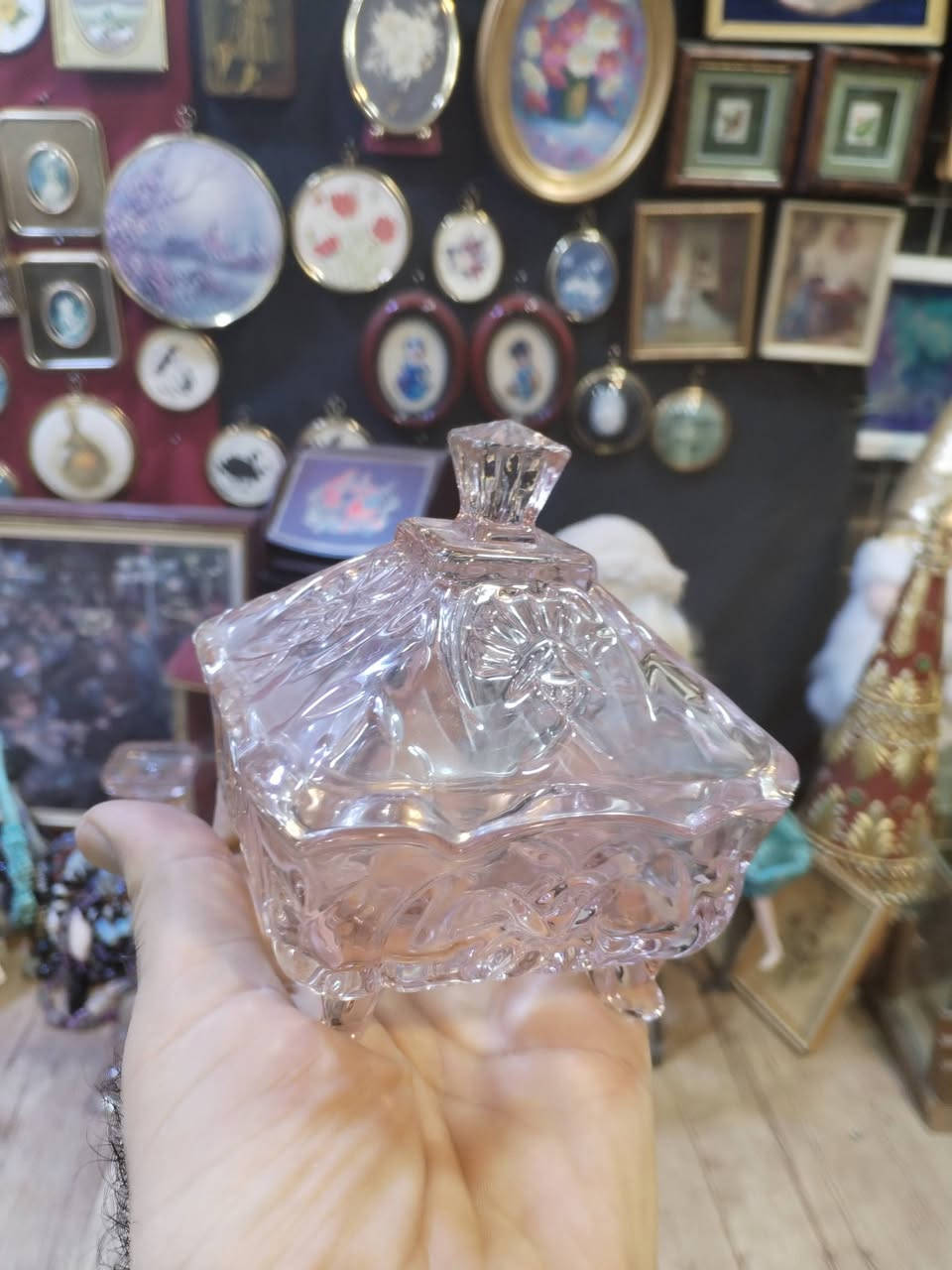 زوج من الشمعدانات الجميلة باللون الوردي الفاتح مع علبه
زجاج او كرستال مضغوط انتاج قديم التفاصيل بالفيديو والصور 🌹🌹


**إذا كنت صاحب هذا الإعلان وتريد حذفه لأي سبب، رجاءا أرسل رسالة إلى الدعم الفني**