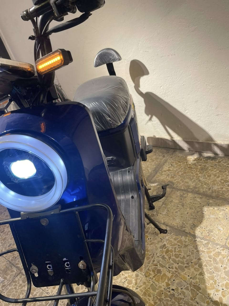 السلام عليكم دراجه R9
اشارة يمنة يسرة + دبل اشارة
هورن
لد عالي ناصي
بيهة 3سرعات 
بطاريات 5 + ملف2000حقيقي
الدراجه طياره من تمشي  ما شاء الله
شاشة ايباد ذكية تحدد العطل بالشاشة
تايرات جوبلس تايرات جدد
بريكات دهن عنبار البريك بالمكان بيهة تشغيل بصمة عن بعد 
الدراجه كلش نضيفه 
السعر 400 مكان بغداد الامين الثانيه ***********
