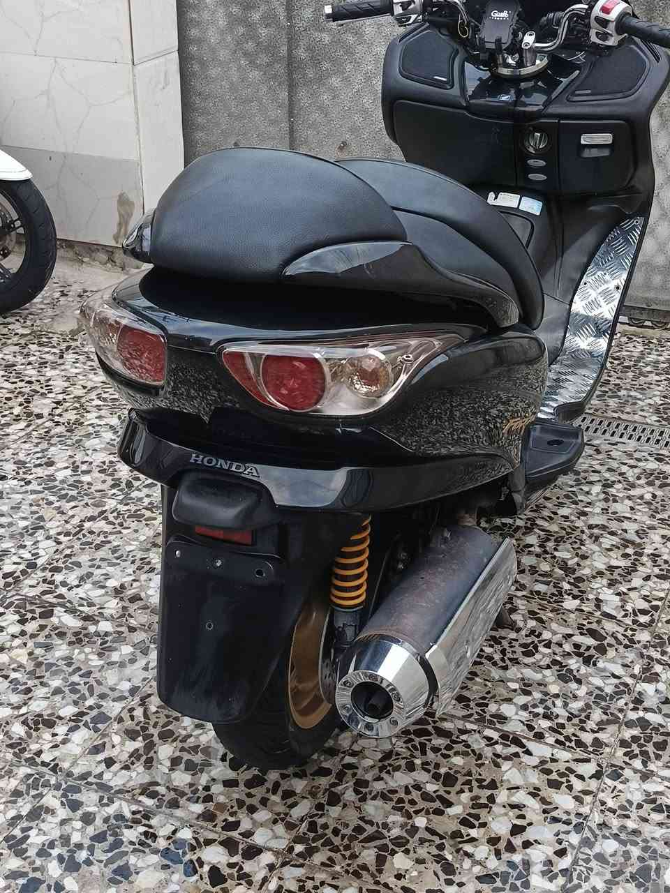 سلام عليكم فورزه 0\9
مواصفات 7 كير 4 تحويلات
مكينه كلجات مكفولة كفاله عامه
ماشيه 19 الف 
بك لايت كرستال
لون اسود ملكي 
ستان حساس + كلوب جنطه
انبيتري + حاملة مبايل 
مخرج شاحن + دوسات نيكل 
دبل خلفي اصفر علايم ذهبي  
سكن بغداد حي النصر   ***********
