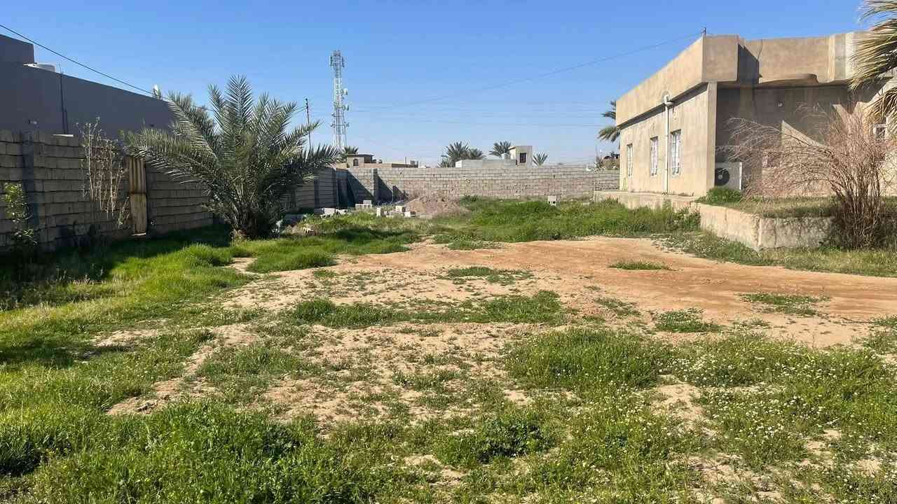 السلام عليكم : بيت للبيع
الموقع : اسديرة عليا-  قرية الفهد - الشارع العام 

بيت نظيف و جميل من الداخل 

مساحة البناء 300 متر 

مساحة الأرض الكلية / 1900. متر 

البيع مع الواجهات الأمامية ( واجهات على الشارع العام)  24 متر .

البيت بناء 2017

هاتف ***********
