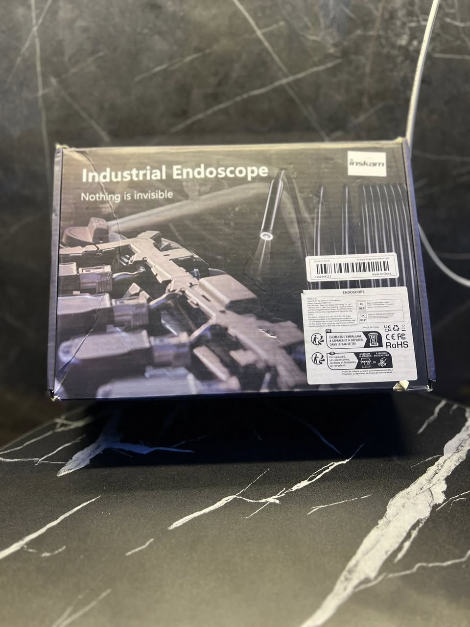 هذه كاميرا منظار داخلي صناعية (بوريسكوب). 
تُستخدم لفحص الأنابيب، المحركات، أو الأماكن التي يصعب الوصول إليها. 
تتميز بشاشة عرض مدمجة، مما يجعلها وحدة قائمة بذاتها. 
تأتي مع كابل مرن طويل ومقاوم للماء مزود بأضواء LED في نهايته. 
تشتمل بعض الطرازات على عدسة مزدوجة لتوفير زوايا رؤية أوسع. 15 متر 
توصيل جميع المحافضات5
السعر 40الف 
متواجد خاص او واتساب ***********

