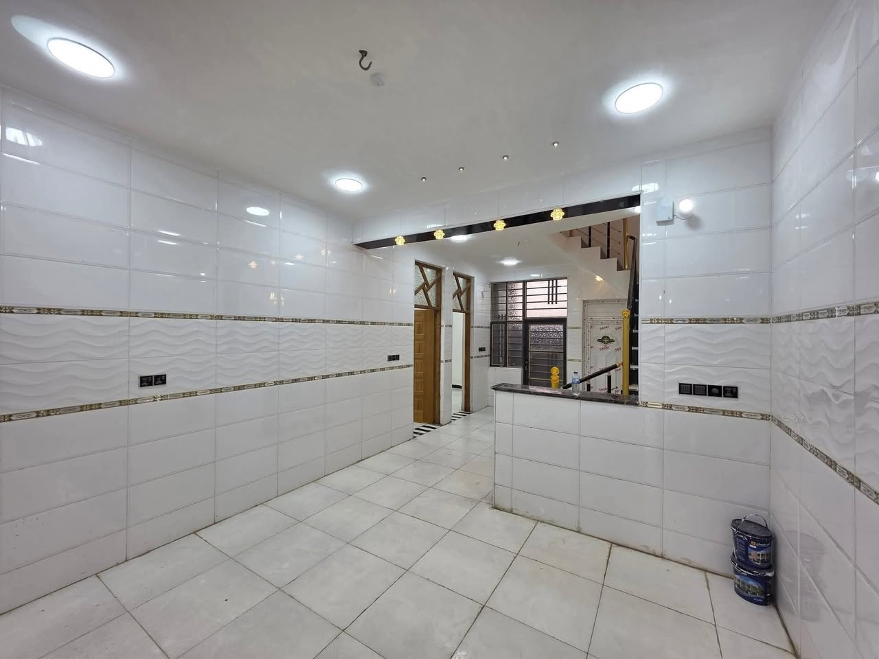 السلام عليكم
دار للبيع وجه على ساحه مربع مساحة ١٢٥م ركن كوت حي الحكيم شارع الوائلي البيت يحتوي على غرفتين نوم وصالة ومطبخ واستقبال البناء طابوق السعر ٦٠ وقابل للتفاوض ***********
