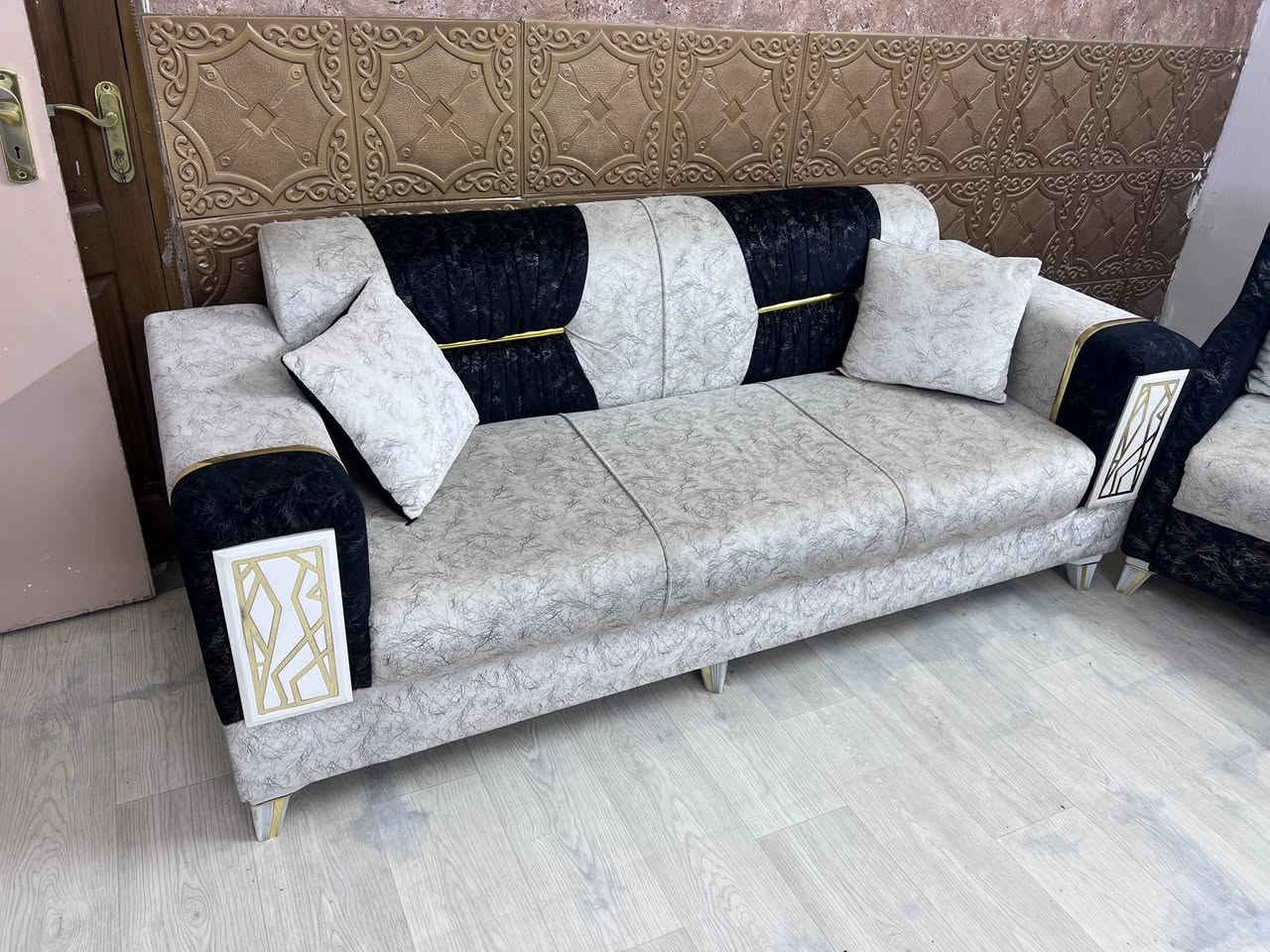 تخم 10 مقاعد نضيف كلش 
شغل كلش قوي ودرجة أولى 
السعر ٤٥٠ الف وبس مجال شويه للتواصل 
***********
