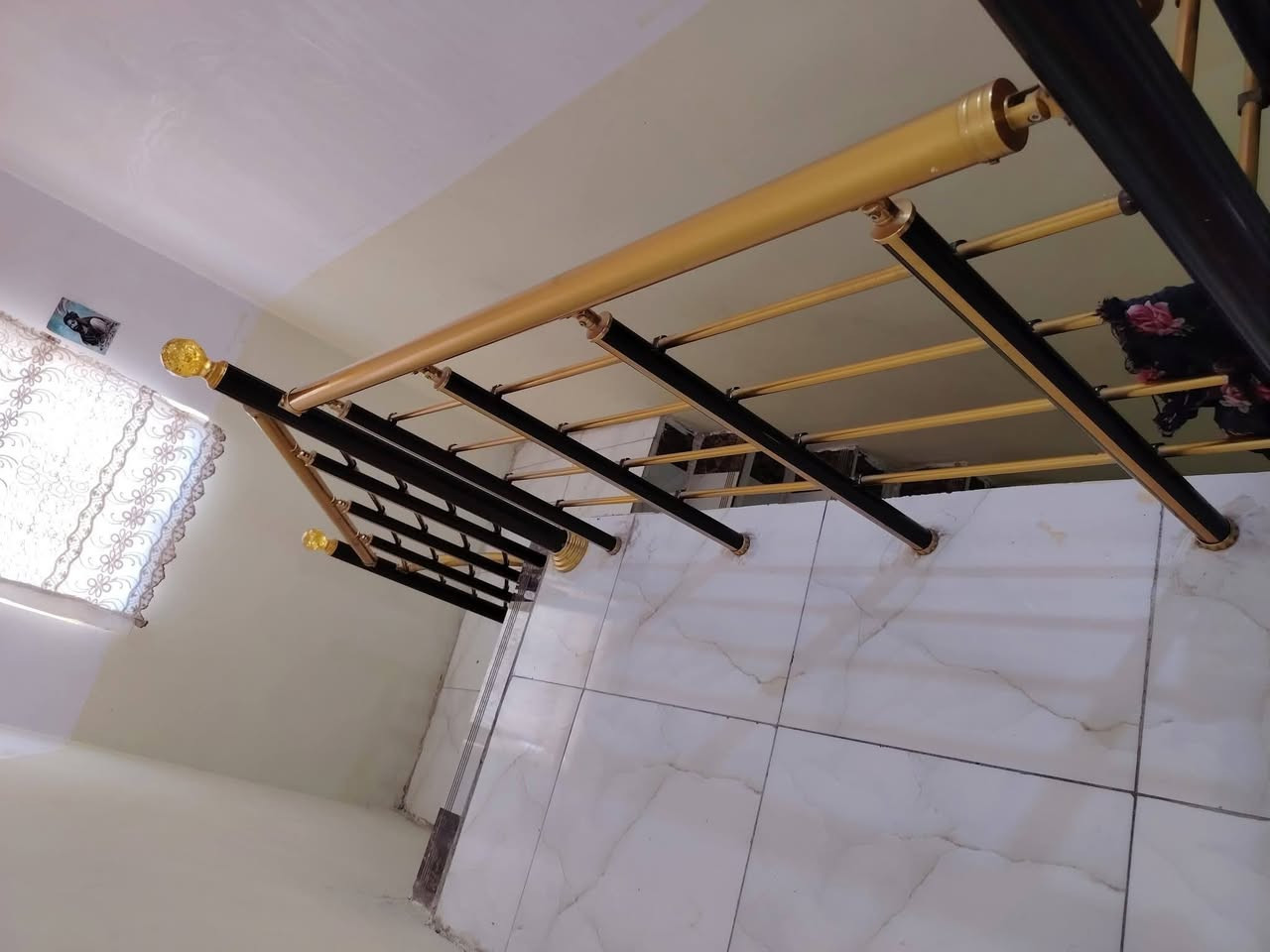 يالله سلام عليكم دار للبيع بغداد المدائن خلف الإمام قريب على السوك وقريب على الإمام سلمان المحمدي ع الدار طابقين خدمات كامله تبليط كهرباء ماء مجاري ثقيلة ومطار الطابق الأول يتكون من غرفة ستقبال 8/5
وغرفه نوم 5/ 5 مع هول 4 /4
ومطبخ 6 /4
 صحيات داخلية خارجيه وكراج سياره
............................. والطابق الثاني
ثلاث غرف نوم كل غرفه 5/5
مع صاله بيتونه الدار بناء حديث يعني 5 غرف نوم مع ستقبال مطبخ هول السعر ١٢٠ وقابل للتفاوض للاستفسار أكثر إتصل على الارقام *********** أو *********** وات ساب مساحه الدار ٢٥٠ متر زراعي على قرار ٢٥
