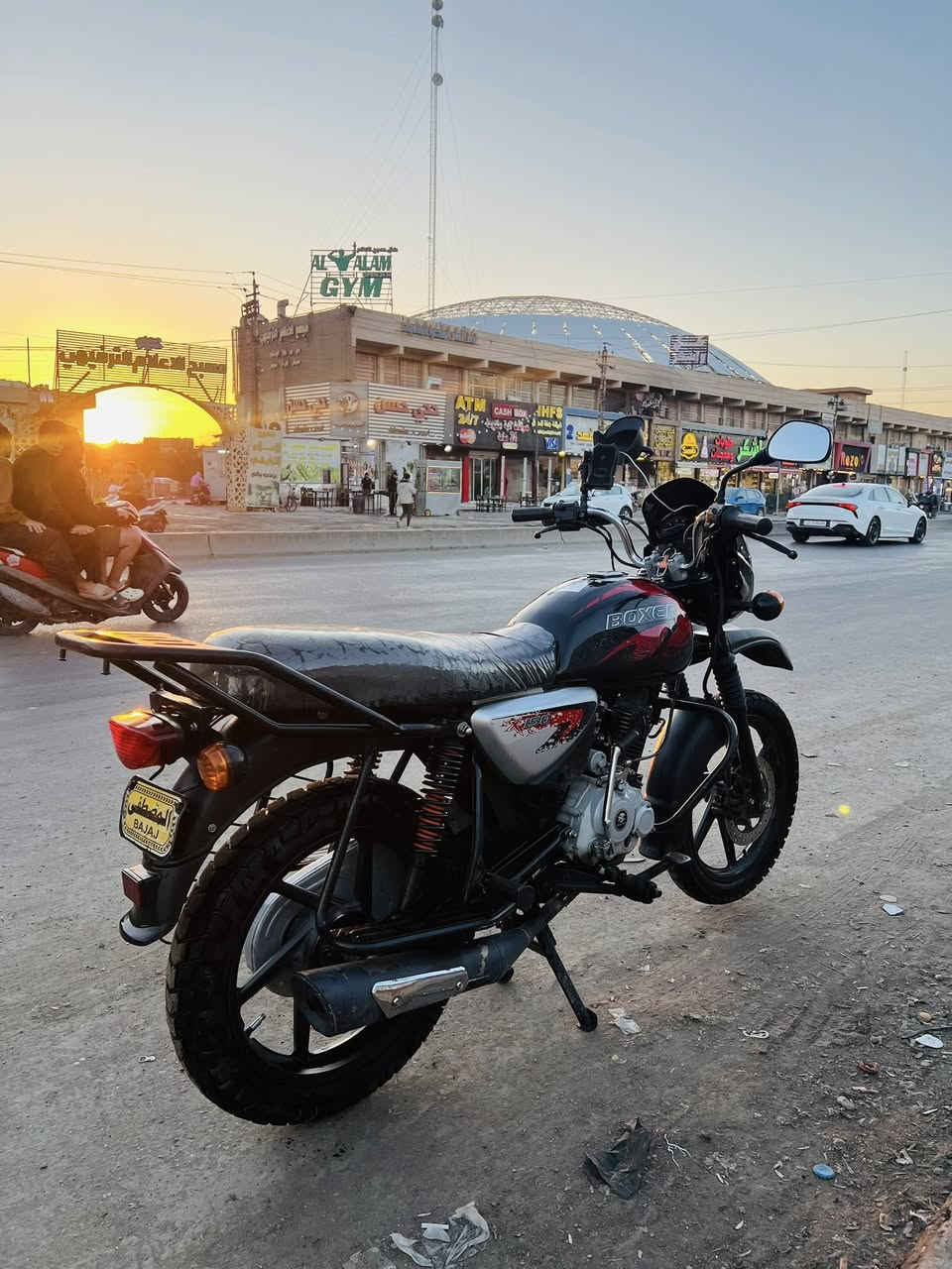 السلام عليكم دراجة بوكسر للبيع موديل 23 دراجة استخدام شخصي اوراق اصولي ب اسمي هاز ومكمل ومثبت ملصق ونسد الترقيم مالحكت اكمل يعني واصل لنص الترقيم ونضافتها مبينة من الصور سعرها مليون و800 وبيها مجال بسيط مكاني بغداد حي الاعلام 
تواصل ***********
