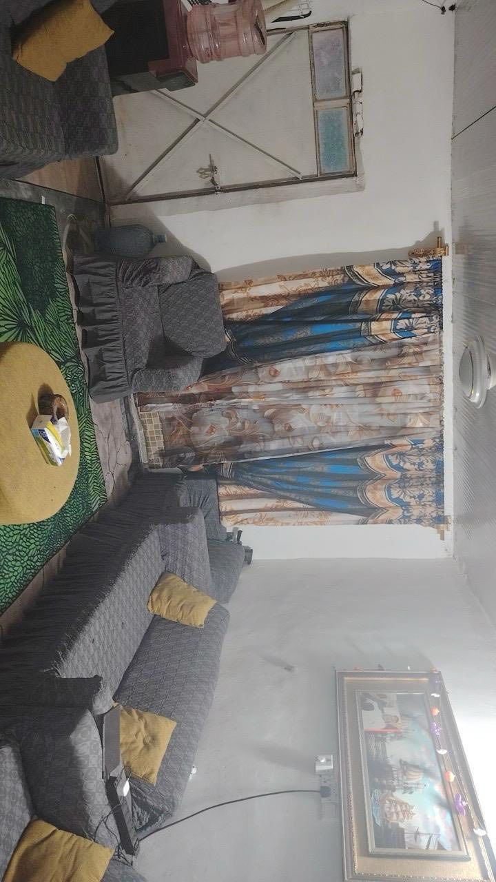 السلام عليكم بيت تجاوز للبيع تجاوز الاسكان الدورة مقابل المهديه الرابعه يحتوي على استقبال وغرفه جبيره وطرمه جبيره وترك جبير وصحيات ٢ومطبخ 
***********
البيت فارغ حالياً 
‭٠٧٧١ ٢٠٩ ٩٩٢٠‬
