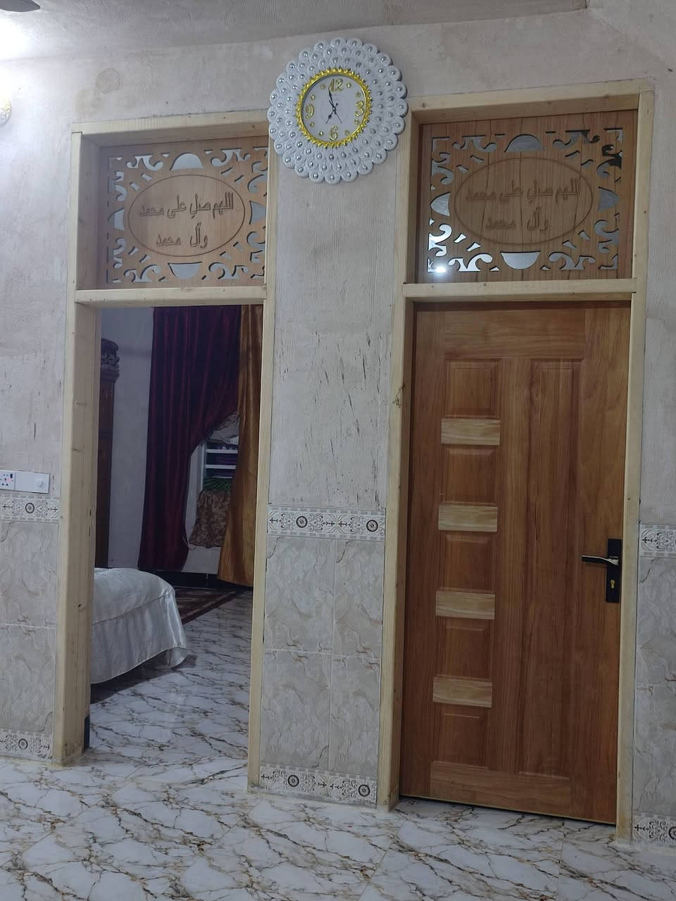 السلام عليكم..!!
الدار للبيع المساحه الكليه 200 متر بيت مرتب {{ ونواقصه فقط بورك جدار}} متكون من استقبال وصاله ومطبخ وغرفتين نوم ومجمع صحيات بناء حديث صارله شهرين طابو زراعي سند 25// الموقع شارع المعاره بالقرب من حسينيه السجاد بشارع البزل يبعد عن شارع العام مسافه 250 متر // الاستفسار أكثر مراجعه مكتب المصداقية او الاتصال على الرقم ***********
