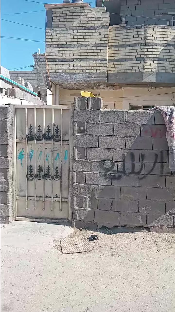 السلام عليكم بيت للبيع في البحث العلمي قريب عله شارع حي النصر  مساحه البيت 180متر 
يحتوي على استقبال +مطبخ+صاله +غرفه نوم+غرفه صغيره+حمامات خارجيه +وفوك غرفه نوم +مطبخ+حمامات+صطح يصير بي غرفه وحمام البيت صب مسلح بس الفوك سندويش سعره 45وبي مجال للتواصل على الرقم***********
