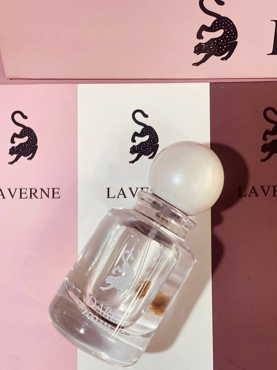 للي يحبون الكشخة والروائح اللي تثبت، وفرنا لكم ميني عطور لافرين السعودية. الحجم يجنن للجنطة والسيارة، والريحة تاخذكم لغير عالم:
• 💙 الأزرق (Blue): عطر الهيبة والفخامة، ريحة بخور على فرنسي.. مال واحد يريد يترك أثر وين ما يروح.

• 💗 الوردي (Miss): قمة الأنوثة واللطافة، ريحته أزهار وفواكه هادئة.. كلش مناسب للدوام.

• 🤍 الأبيض (Dare): عطر "النظافة" والراحة، ريحة مسك بارد يخليك تحس بالانتعاش طول اليوم.

• ❤️ الأحمر (Forbidden): الثقيل والمميز، ريحته دافئة وتجذب.. مثالي للسهرات والطلعات الليلية.

• 💖 الوردي المطفي (In Love): الرومانسية كلها بهذا العطر، ريحته "سويت" وهادئة تذوب القلوب.

. 💚الازرق بلو لافيرن بخور (Blue Laverne Bakhur)؛ عطر الفخامة والهيبة.
مزيج رهيب بين البخور الملكي ولمسة انتعاش باردة قوي جداً وفوحانه يملي المكان.

كولكشن يجمع بين سحر الشرق وأناقة الغرب بقطعة وحدة. 🔥

سعر القطعة 6,000


**إذا كنت صاحب هذا الإعلان وتريد حذفه لأي سبب، رجاءا أرسل رسالة إلى الدعم الفني**