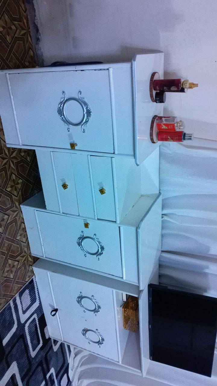 غرفة صاج عراقي بلون ابيض 
متكونة من 8قطع 
فقط تاج الميز ابو لمراية مكسور
السعر 600وبيها مجال 
الرقم ***********
