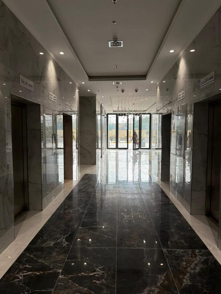 بسم الله الرحمن الرحيم 

.. للبيع فقط…والسعر جدا مناسب 
@ 
شقه في مجمع رويال ستي المنصور /البيجية 

 غرفتين وصاله حمامات عدد ٢ مع لوندري
منظومه اطفاء حرائق في كل الغرف والممرات بالكون على طول الشقة اطلالة مميزه داخليه على النافوره والبوليفارد تطل على كل المجمع من الداخل  

مساحه الشقه ١٨٢ متر

طابق ١٦ اطلاله داخلية البنايه رقم ٧ المميزه 
المجمع راقي جدا ومسكون وموقع استثماري 

الشقه زون الثاني تكون جاهزه خلال هذه السنة مع مطبخ مجهّز (كاونتر، مرشحة، فرن، طباخ) وسبالت نظام تكييف وتبريد مركزي VRF  
كهرباء 24 ساعة
مميزات المجمع:

مساحات خضراء تشكّل 75% من المشروع
4 منافذ دخول مع سيكورتي
مهبط طائرة على كل بناية
طابو صرف + سند مستقل

للاستفسار

***********

 #المنصور
#مجمع
#رويال
#الشعب
#بغداد
#تسويق
#خدمات
#اعلانات
#اكسبلور
#تفاعل
#مشاهدات
#عقارات
#مطارالمثنى
#عقارات_بغداد
#شقة
#عقارات_المنصور
#العراق
