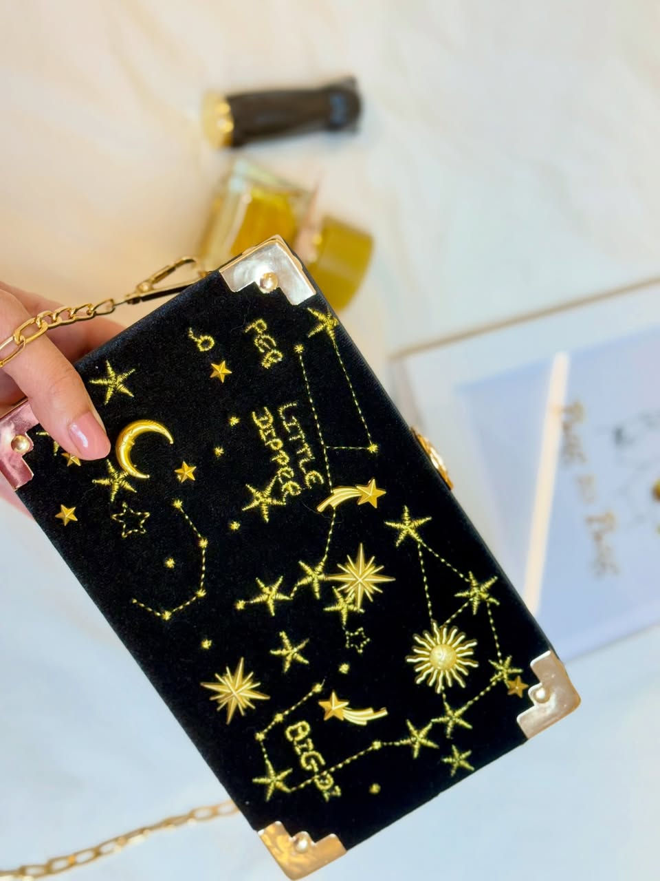 ⁨ سحر النجوم يلمع على المخمل الأسود 🌙⭐
حقيبة سوداء مخمل تطريز ومجسمات ذهبية فخمة 🤩
متوفرة للطلب 💌 
توصيل جميع المحافظات 🚗🪄
#رمضان_كريم 
‏#bagtobag 
#جنط 
#ستايل⁩


**إذا كنت صاحب هذا الإعلان وتريد حذفه لأي سبب، رجاءا أرسل رسالة إلى الدعم الفني**