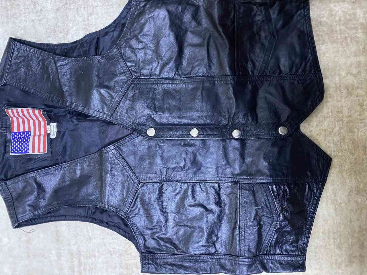 سلام عليكم خوذه اصليه 40 
يلك جلد صناعه باكستاني قياس 38 السعر 10
يوجد توصيل


**إذا كنت صاحب هذا الإعلان وتريد حذفه لأي سبب، رجاءا أرسل رسالة إلى الدعم الفني**