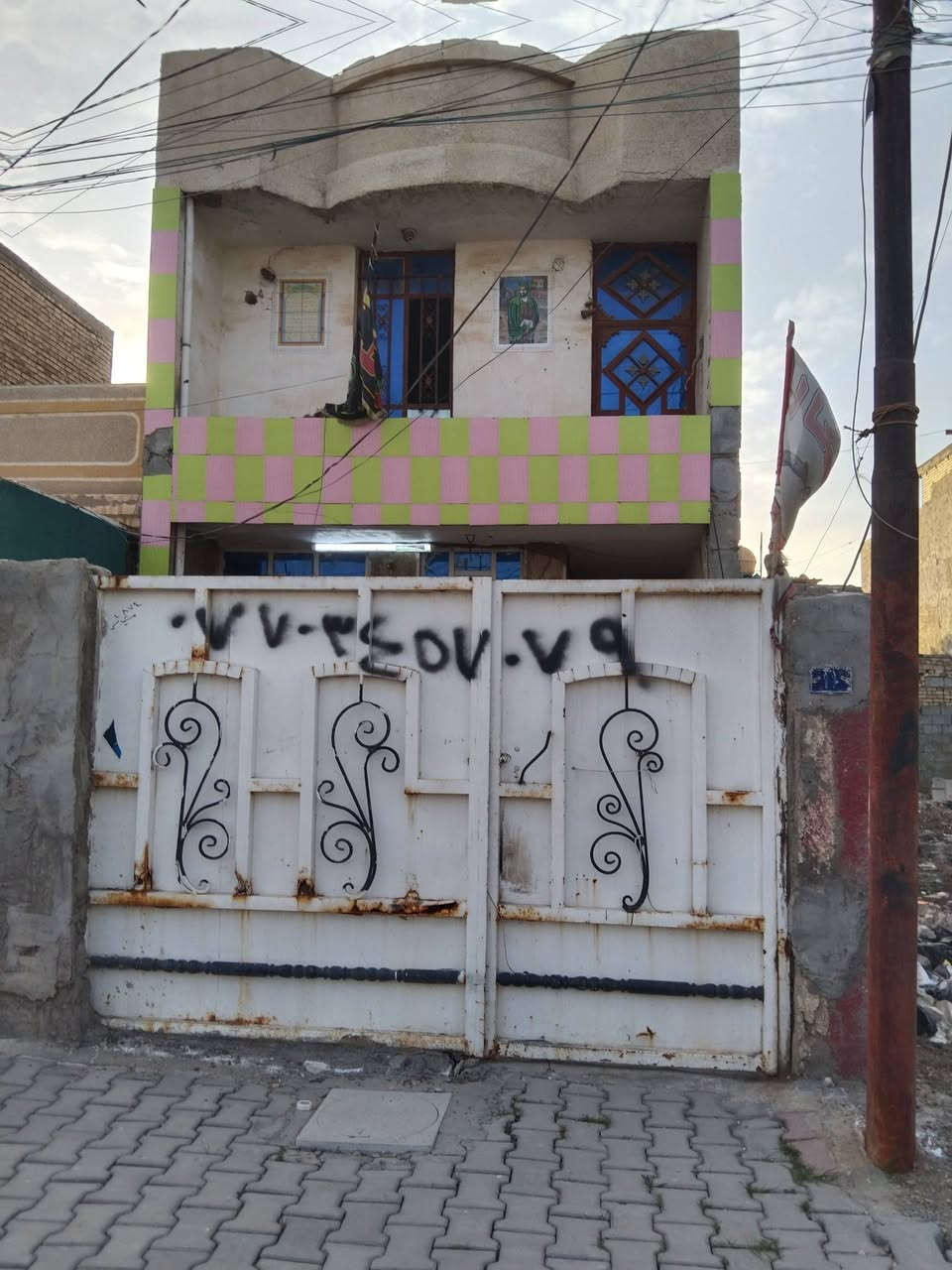 بيت قاطين للبيع فارغ مساحه 100 متر سكلات شارع الشبكه قريب على شارع العام اكباله ساحه رقم الهاتف 
***********
