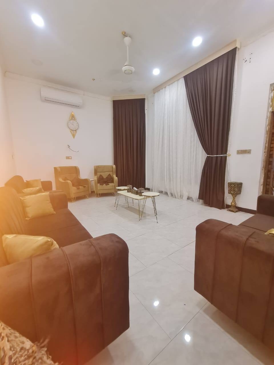 ياالله بيت بالعابره نزلت بيت المحافظ القديم مساحه ١٢٥ بناء حديث ٢٠١٨ الارضيه بور سلين السطح ايزوكام /غرفه فوك عكاعده ٦ ب٤ وغرفه سكفهه سندويج /الطابق الاول غرفه ٦ب٤ واستقبال وحمام داخلي وتواليت خارجي واستقبال ومطبخ مفتوح السكف صب بناء خير من الله 
هاتف/*********** الحال, واسط
