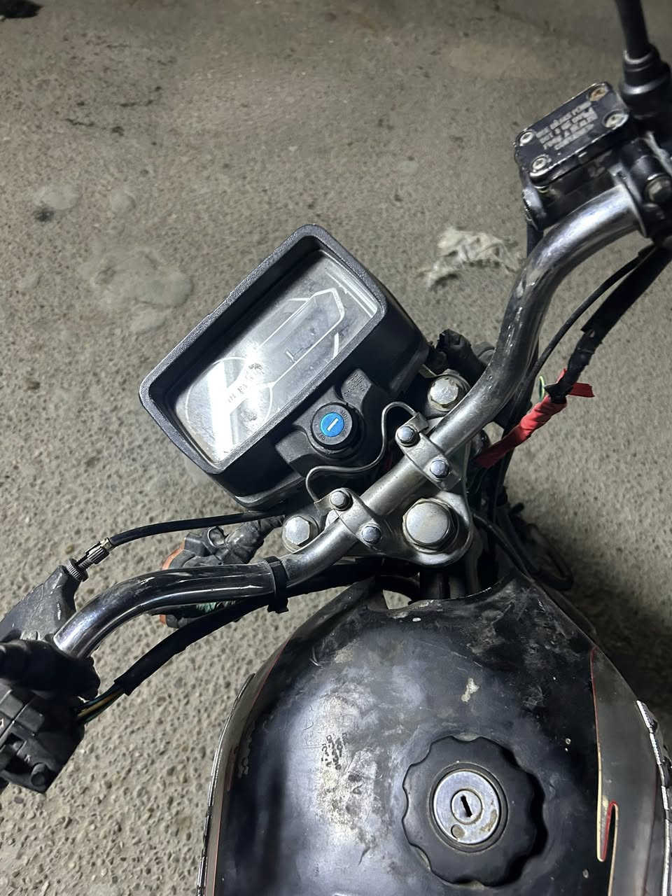 السلام عليكم دراجه وحدها طفت وعفتها شغل تشتغل وترجع تطفه للبيع كوم حديد أبيع طافيه تجي تحمل وتطلع ب250 وبيه مجال حك جيتك موديل 22 دراجه حلوه تخبل مكاني بغداد البياع شرطه رابعه 
***********
