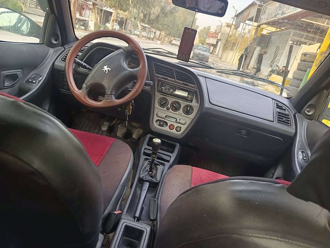 السلام عليكم 
بيجو 306 مكينه كير نضيف السياره حلو ما تصرف عليها دينار شرط تحويل شرعيها بل موصل مشروع وطني كاربون بانزين بيها السياره مال بيت السعر 38 وبيها مجال شوي 
***********
