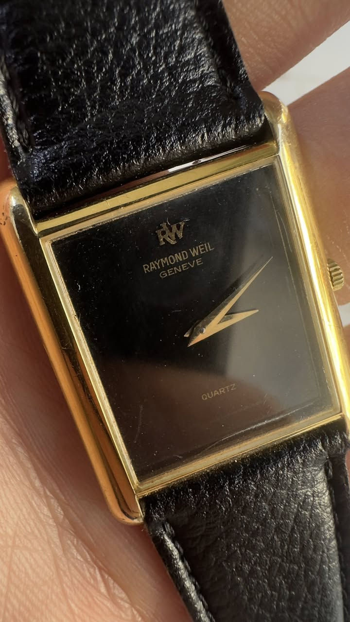 رايموند ويل | Raymond Weil 
سعر طيب 
تلبيس ذهب 10
نظافة المينا زيرو نظافة الساعة ٨٠٪؜
تصميم الكارتير تانك 
قطر الساعة 30*32


**إذا كنت صاحب هذا الإعلان وتريد حذفه لأي سبب، رجاءا أرسل رسالة إلى الدعم الفني**