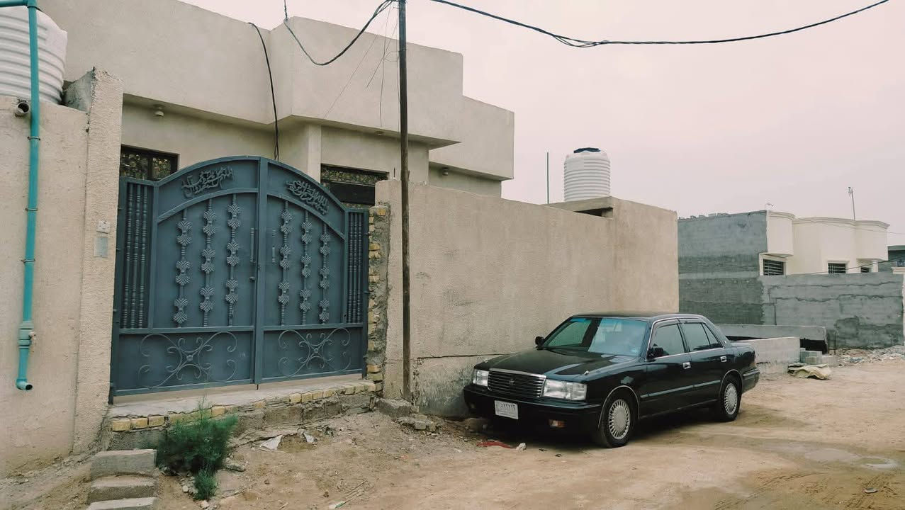 بيت مساحته 200متر ومساحة البناء 173متر
طابو زراعي سهم عراقي وكالة وبيها نسخة من المحكمة ..يبعد كيلو متر عن الشارع الرئيسي 
يحتوي على غرفتين منام وصالة كبيرة واستقبال 
وحمام ومطبخ وتواليت داخلي وخارجي وكراج 
المنطقة تتوفر فيها كافة الخدمات 
منطقة ابو الخصيب/ابو الجوزي 
السعر 90 مليون وقابل للتفاوض 
للاستفسار *********** *********** 
@
