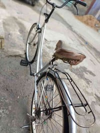 بايسكل بناتي حجمه 26 نضافة 100 تيرات جديد السعر ٥٠ وبي مجال المكان بغد...