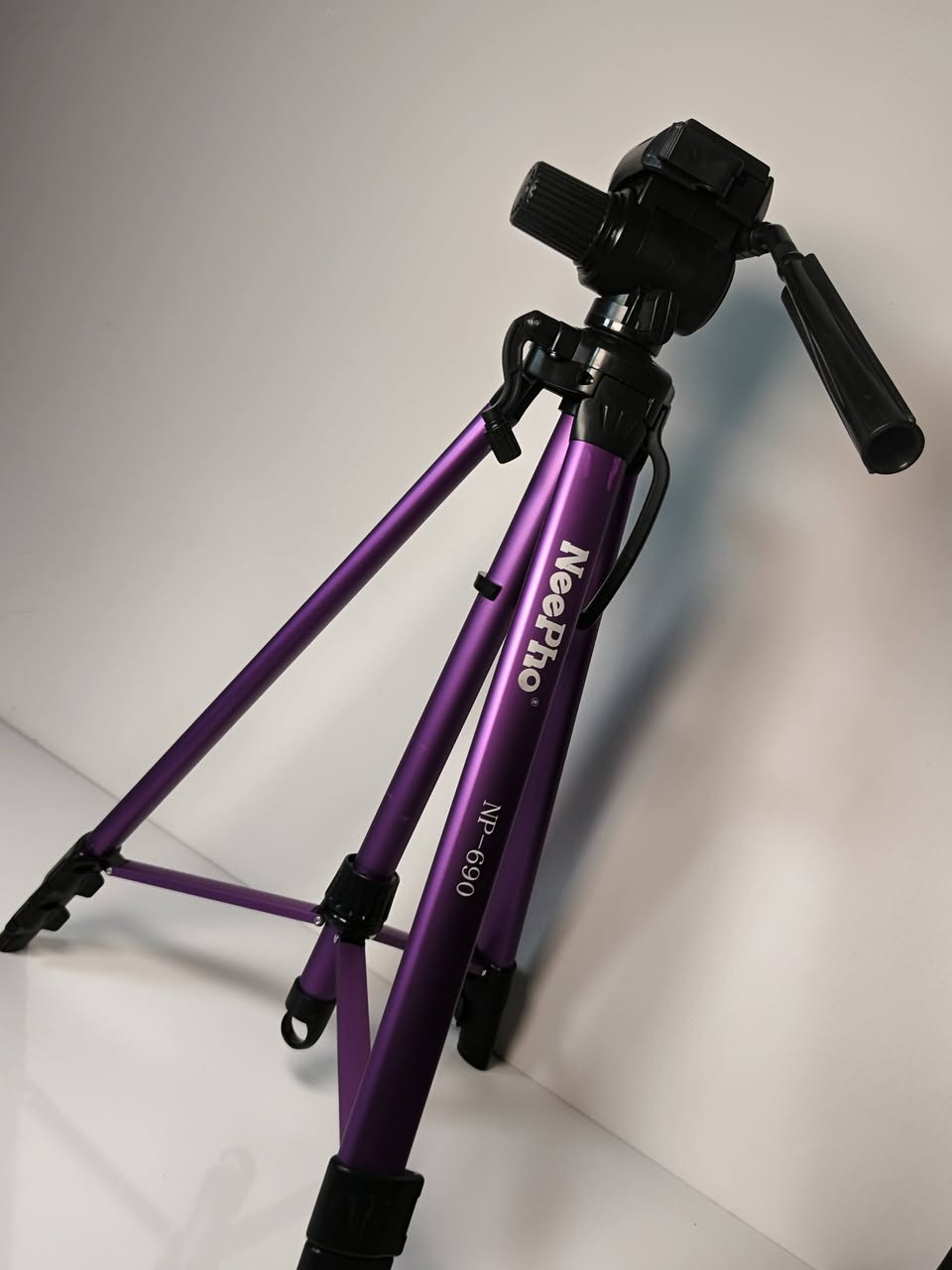 حامل NeePho الثلاثي (موديل طويل):

المواصفات:
• أقصى ارتفاع: 1700 سم
• الارتفاع عند الطي: 620 سم
• الوزن: 1.43 كغم (خفيف وقوي)
• نظام رفع: رافعة تروس (Geared elevator)
• الأرجل: ألومنيوم 3 أقسام مع دعائم (brace)
• لوحة التثبيت: Quick release plate ببرغي 1/4 بوصة
• الملحقات: حقيبة حمل + مثبت موبايل 

متوفر.. للاستفسار والطلب راسلني ✅ واتساب ***********
لمعرفة السعر علقة بكلمة (موكوم) 👌

#حامل_كاميرا #NeePho #تصوير_احترافي #معدات_تصوير #عراقي
