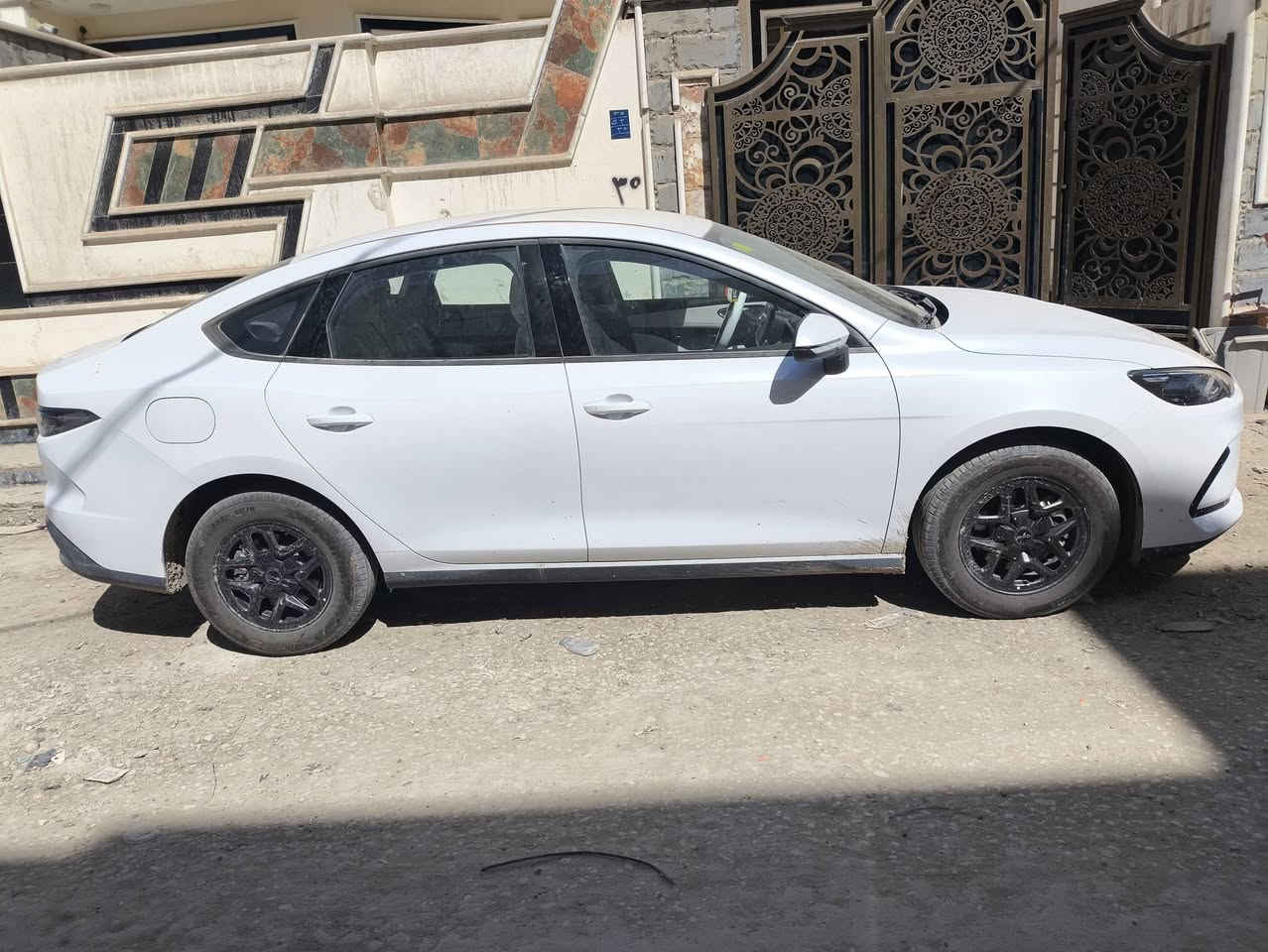 بي ويدي سيل 5 زيرو ماشيه 400 كيلو متر رقم بغداد السعر 18 مليون و 800 العنوان بابل  شارع 80 
***********
