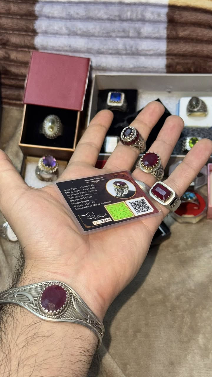 وينهم عشاق الياقوت والي يحبون يتميزون بقطع نادره وصياغات ثقيله والملكيه
هـ ***********
