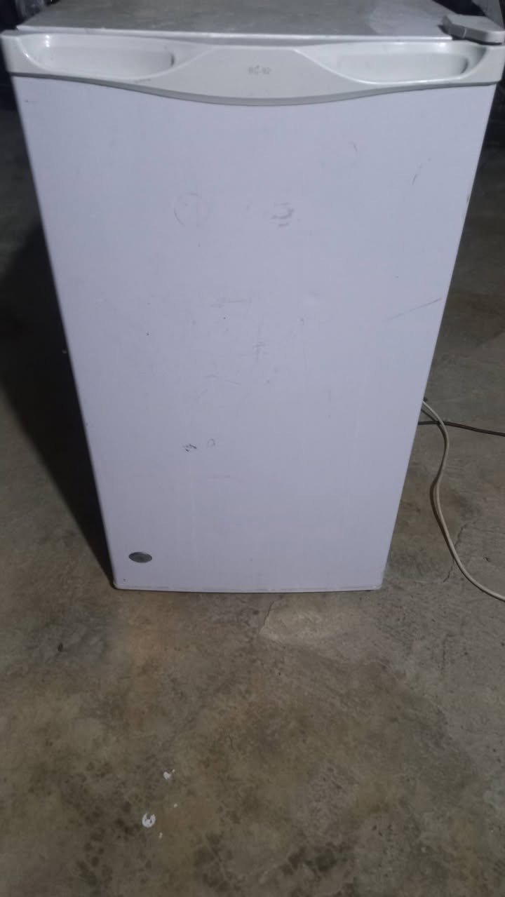 ثلاجه شغاله شرط صقر  البيع سعر ٥٠الف كركوك حي عروبة  ***********
