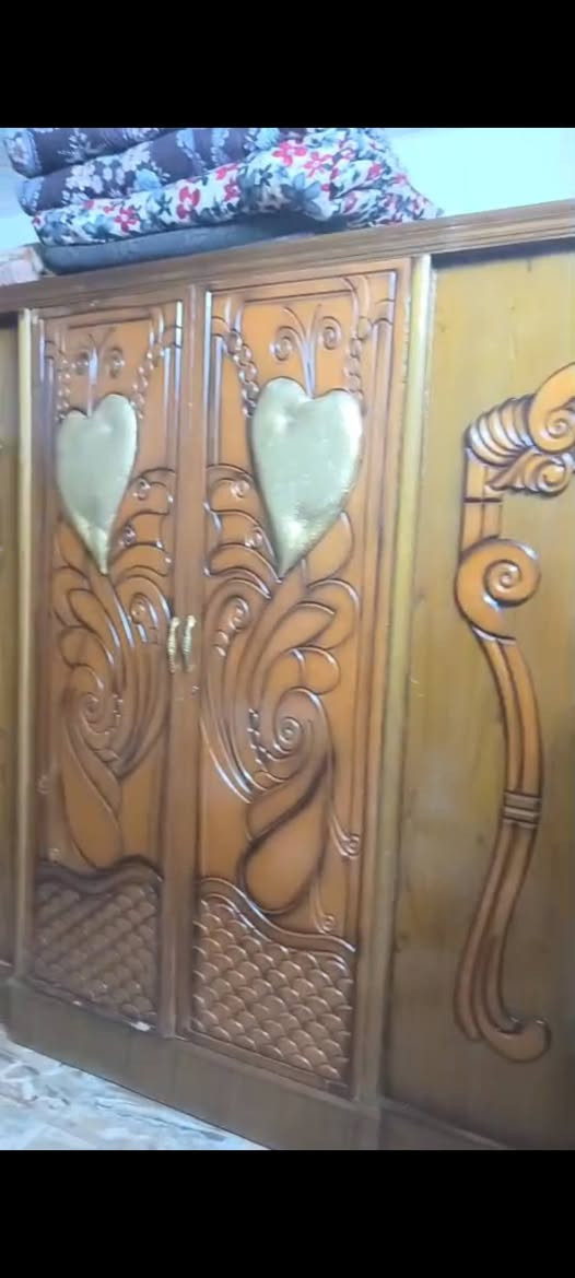 سلام عليكم غرفة اخشاب كامله مابيه نقص للبيع سعر ٢٠٠ وبي مجال المكان جميله قرب سوك الرضوي للإستفسار الرقم ***********
