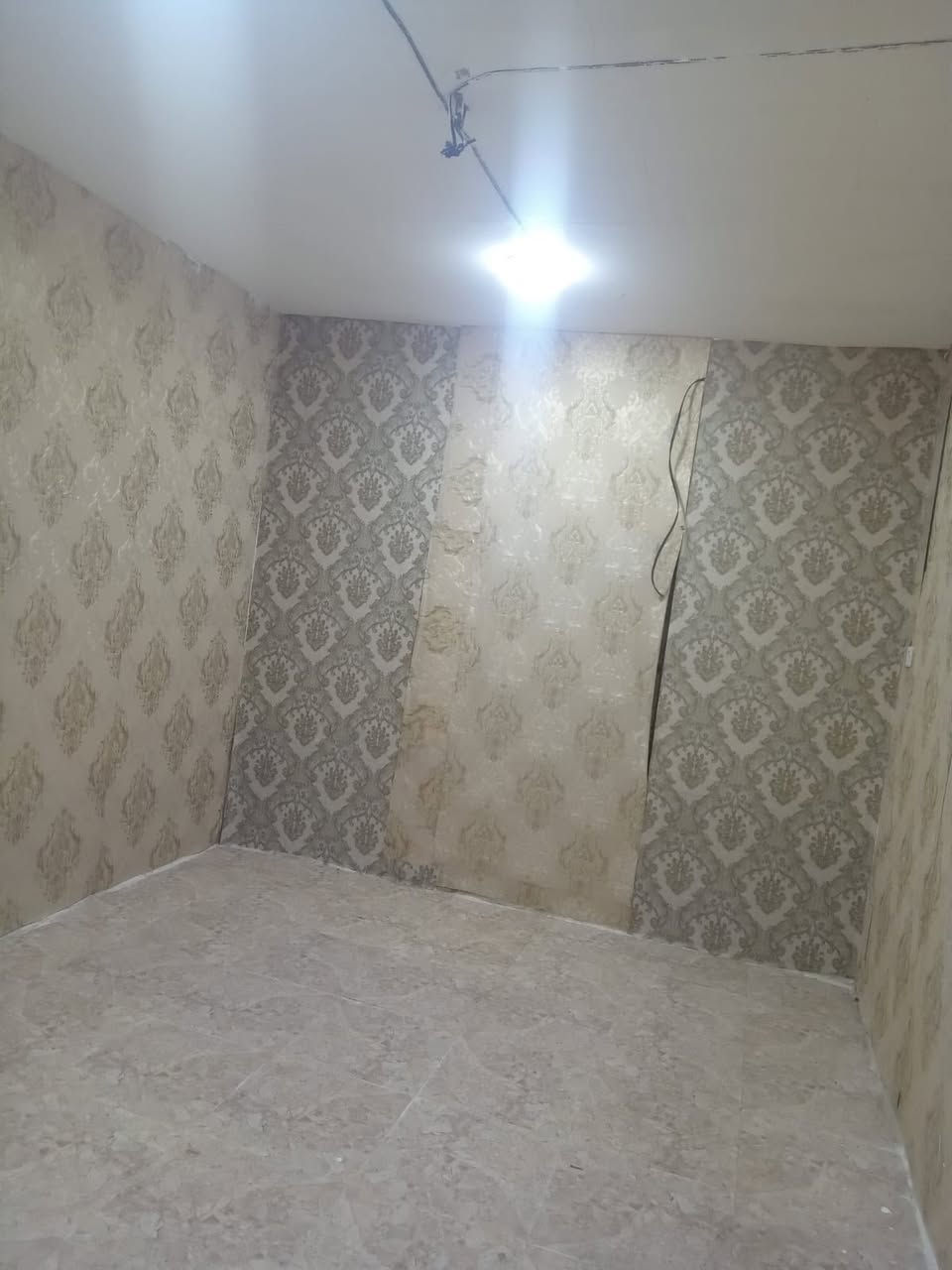 بيت للبيع أو للإيجار مساحتة 100 متر مجهز كامل كهرباء وماي يحتوي على حمام وتواليت ومطبخ وديوانية مشتركة على الصالة وعلى غرفتين نوم 
الموقع : حاوي العباس قرب أسواق السجاد 
للسعر او تفاصيل اكثر على الخاص أو واتساب ***********
