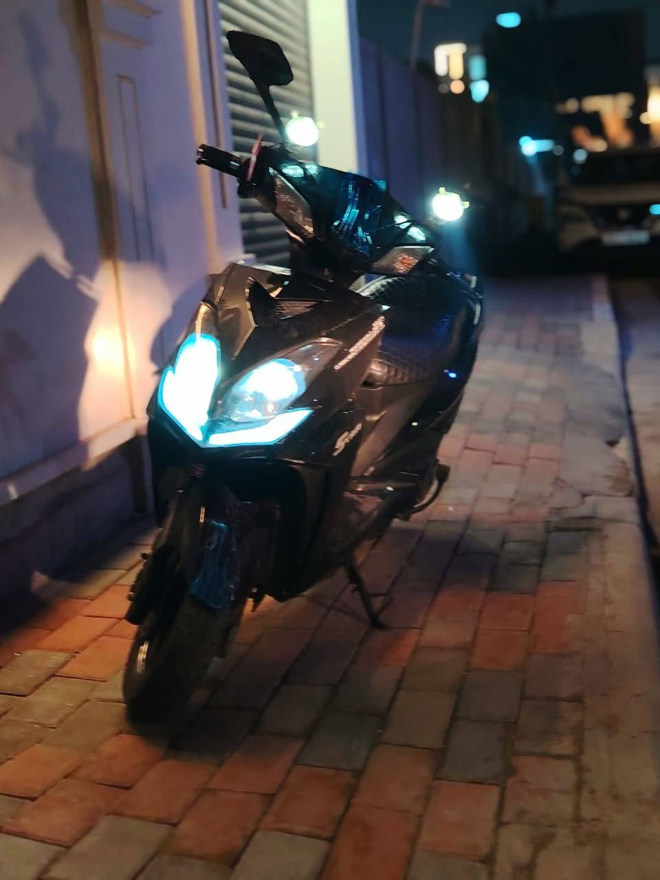 سلام عليكم 
دراجه شحن فول مواصفات 
مثبت سرعة 
لدات رماش بيها 
نضام R
اربع سرع
بطاريات عل فحص 
سرعه 99 حقيقي 60.
اشاير هورن كله شغال 
سعر 500 بي مجال الطيبين 
التواصل على ***********
