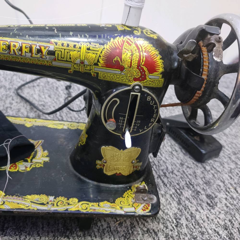 النجف حي النداء... مكينة خياطه نضيفه عالفحص... 