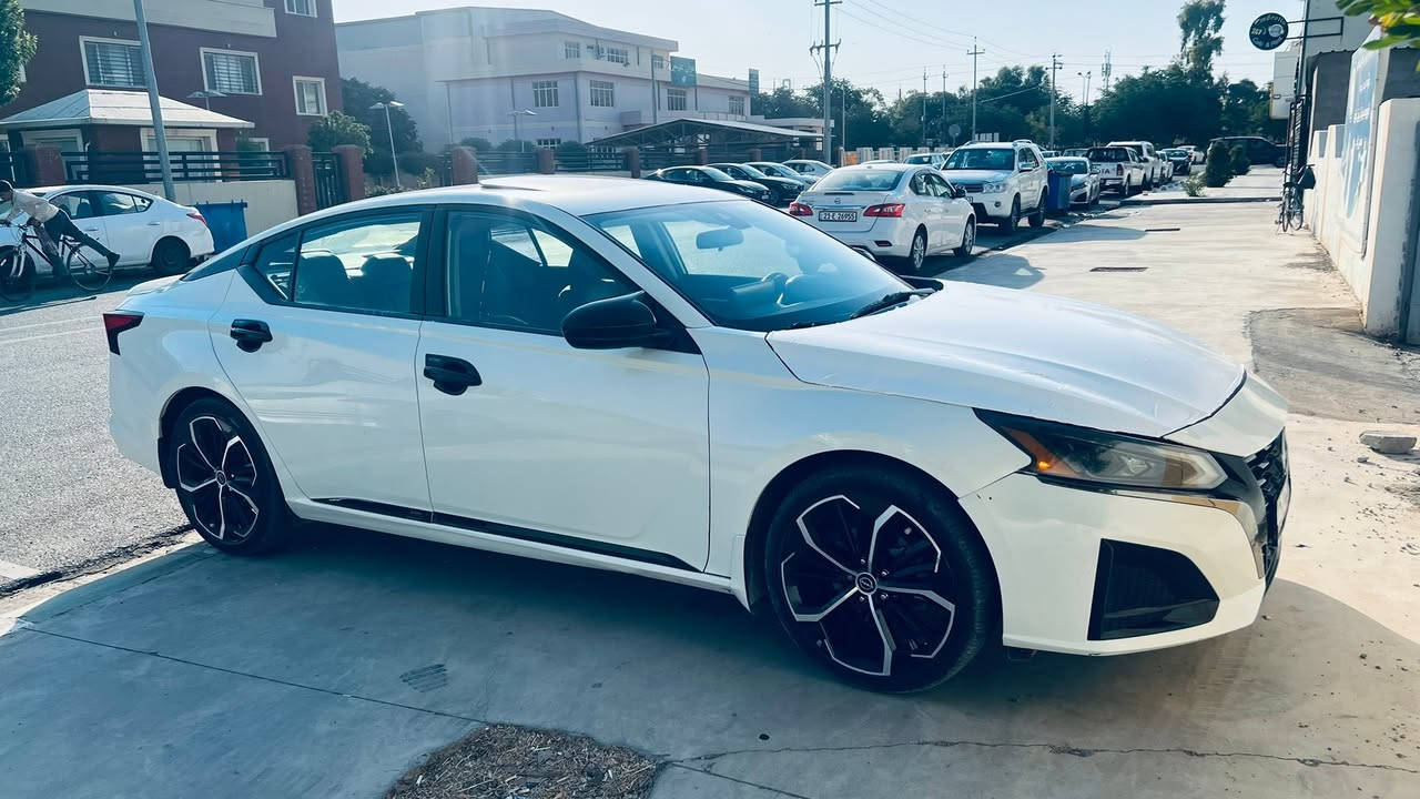Altima 23 SR  plass
واحد قطع صبخ 
صونر رقم شاصي موجود
سياره كلشي جديد  
٤٥مايل ماشي 
كير محرك بشرط
مكان كلار 
***********

