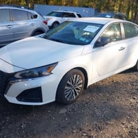 نيسان التيما 2024 sv داخل ابيض بيع مباشر لجادين فقط   ابيعه بطريق او و...