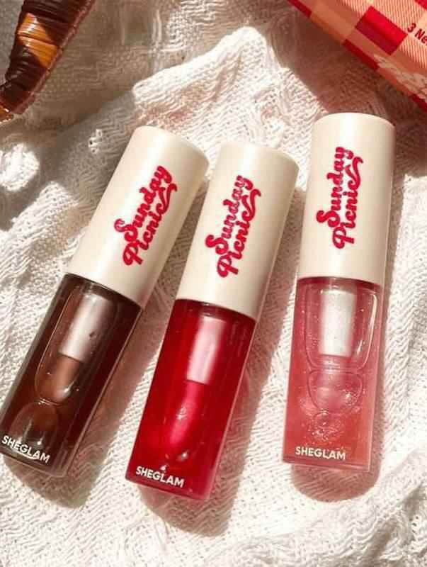 شيكلام استعدي لأحلى لمسة جاذبية مع مجموعة Sheglam Sunday Picnic – Layer Cake Lip Oil 💋🍓
ثلاث زيوت شفاه فاخرة ترطّب وتلمّع وتضيف لون ناعم يخلّي ابتسامتچ تخطف الأنظار ✨

 كلوسات الألوان المتوفرة بالمجموعة:
بني شوكليت  لمسة طبيعية دافية تناسب كل إطلالة.
أحمر توت  لإطلالة جريئة وأنثوية.
وردي غليتر  بلمعة ساحرة مثالية للمناسبات اليومية والسهرات.

✔️ قوام خفيف وما يترك لزوجة
✔️ يمنح الشفاه مظهر ممتلئ وصحي
✔️ ممكن استخدامه وحده أو فوق أي روج لإضافة لمعة ✨

🍯 كل سيت يحتوي على ٣ زيوت شفاه – 6ml لكل واحد، يعني رفاهية تدوم معاچ طول اليوم 🌸 بغداد, العراق


**إذا كنت صاحب هذا الإعلان وتريد حذفه لأي سبب، رجاءا أرسل رسالة إلى الدعم الفني**