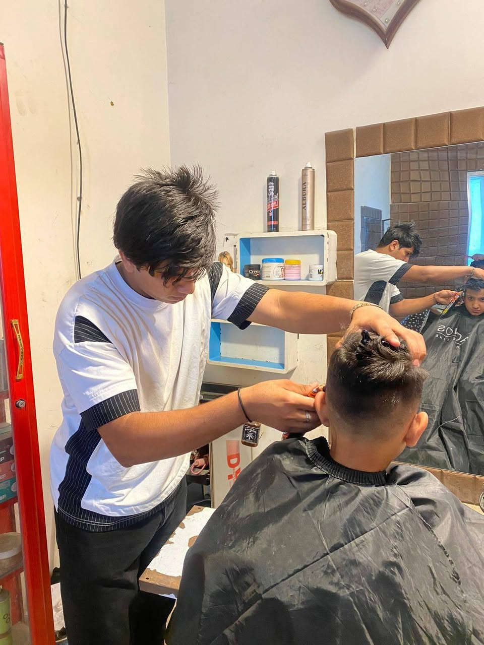 مركز آزار لدورات تعليم فن الحلاقة❤️❤️
 يعلن عن فتح دورات للحلاقة الرجالية وتشمل
..........................
١/مقص✂️
٢/شفرة📏
٣/خيط🧶
٤/مكينه🎚
٥/صبغ الشعر (كيفية دمج الالوان)🎨
٦/ معالجات الشعر بكل انواعه🦱🦰
٧/ معالجات البشرة 💆‍♂️💆‍♀️
٨/ مع هدية صادرة من المركز اثناء التخرج👍🎫🎟
#ملاحظة.... عند انتهاء الدورة وتكون عندك نقص معلومات تعاد لك الدورة مجاني 
للاستفسار الاتصال على الرقم التالي 
البصرة الجمهورية تقاطع معهد النفط قرب الريان سنتر للألعاب 
للاستفسار الاتصال 📞على ارقام المركز....
☎️***********
☎️*********** البصرة, العراق
