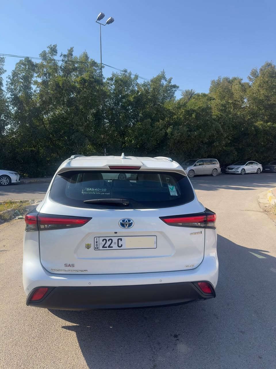 للبيع Toyota Highlander Hybrid 2023 وارد خليجي – وكالة ساس
تفاصيل السيارة:

* الموديل: 2023
* اللون: صدفي (Pearl White) مميز
* الممشى: 38,000 كم فقط وقابل للزياده
* النوع: هايبرد (اقتصادية جداً بالبنزين)
* المصدر: وارد خليجي – وكالة ساس
* الضمان: باقي داخل الضمان كير ومكينه وبطاريات 

حالة السيارة:
السيارة نظيفة جداً من الداخل والخارج، استخدام شخصي، صيانة منتظمة.
بيها حادث خفيف (سطحي) في الجاملغ الأمامي جهة السائق وخشم البنيد ايرباكاتها سليمه، الضرر تجميلي فقط وما مأثر على الشاصي أو الماكينة نهائياً

المواصفات:

* محرك 4 سلندر + نظام هايبرد (قوة مع صرفية قليلة)
* دفع رباعي 
* 7 ركاب (3 صفوف مريحة)
* شاشة وسطية + نظام Apple CarPlay / Android Auto
* كاميرا خلفية + حساسات أمامية وخلفية
* مثبت سرعة
* تشغيل بصمة + دخول ذكي
* مكيف ثلاثي (أمام + خلف)

📌 ملاحظة
* السيارة جاهزة للفحص بأي مركز تختاره، ومرحّب بأي خبير
* سعر السياره 340$ورقه وبيها مجال 

📞 للتواصل: (***********)واتساب 
📞 للتواصل:(***********)اتصال
