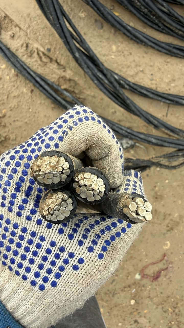 السلام عليكم 
ضفيره للبيع جديدة غير مستعمل 3*120 + 70 +16 
360 مــتــر 
للاستفسار: ***********
