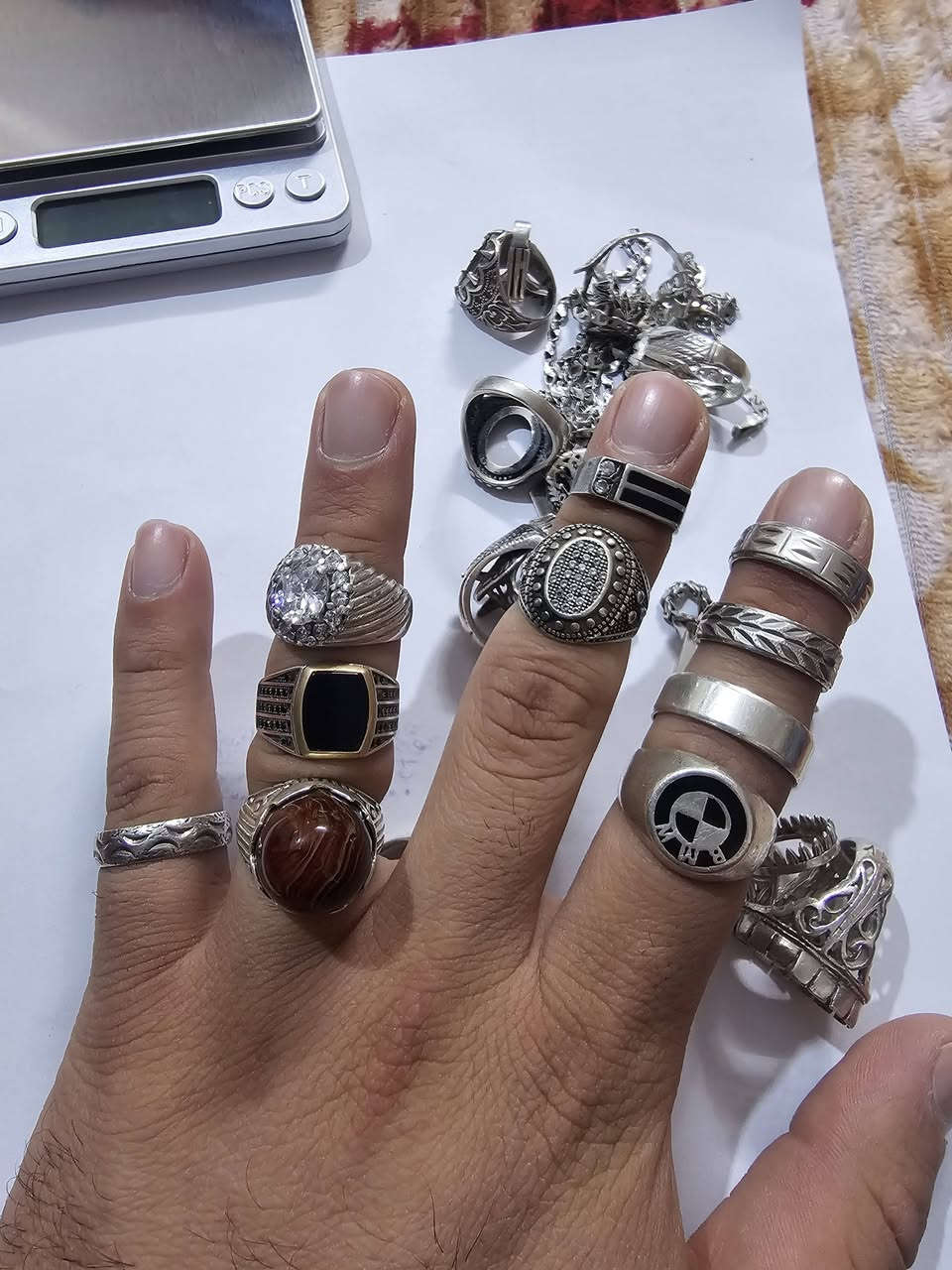 فضة للبيع الوزن 180 غرام 
بيها كسر 
وبيها محابس نظيفة ومالت لبس 
وبيها حلقات تكمة وزناجيل 
ابيع شلع  ، الغرام على 3500 
والاحجار والفصوص تنزل من الوزن 
*********** مو شراي لا تتصل فدوة
