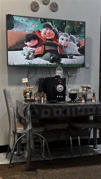 ميز طعام • جديد ونظيف • ٣ كراسي