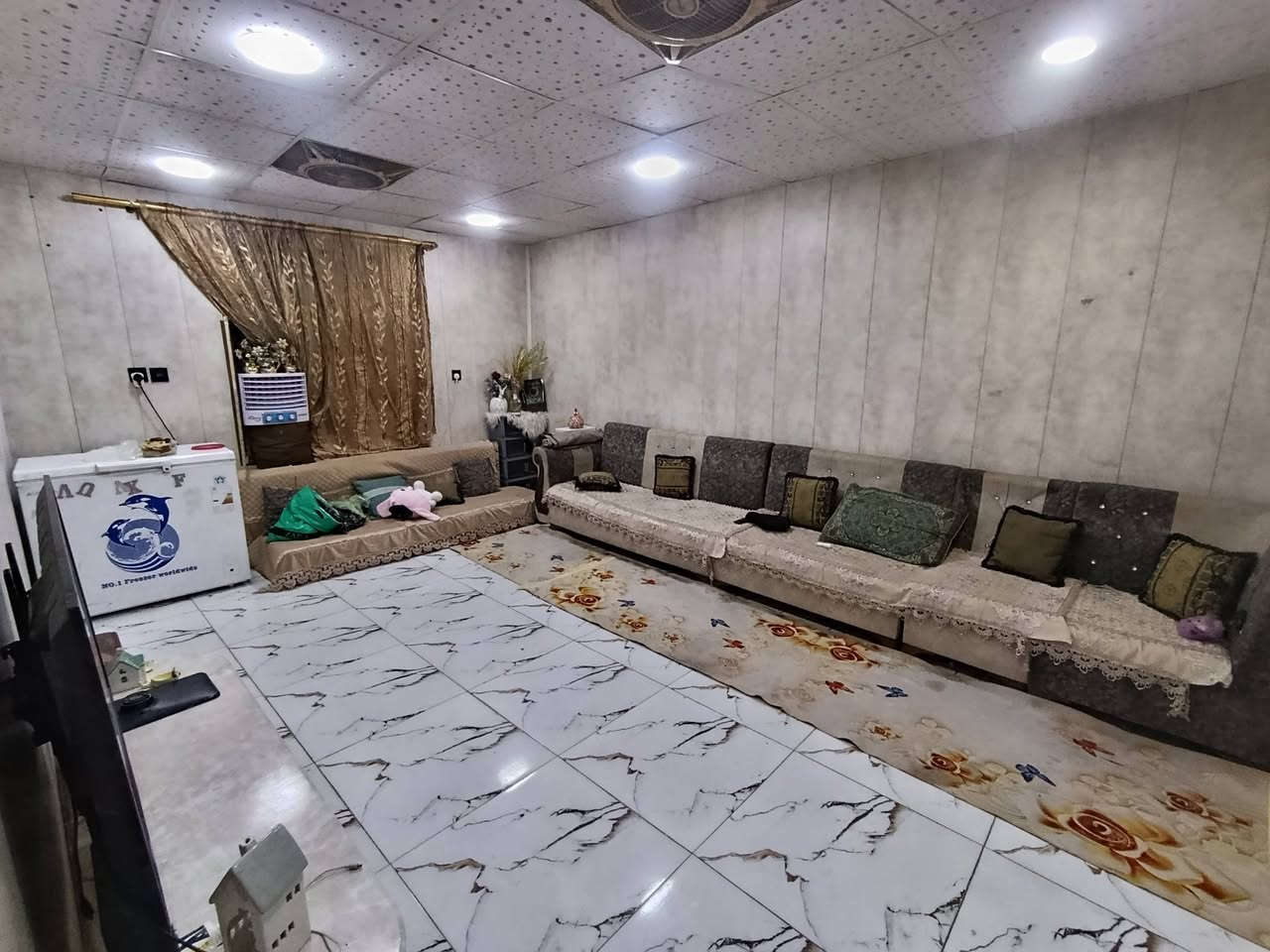 السلام عليكم بيت 🏫 160متر للبيع
يحتوي على ستقبال معزول 
غرفتين 
مطبخ 
حولي 
درج خارجي 
حديقه 
مخزن خارجي او غرفه خزن 
حمام 
صحيات 
ترك خلفي 
السعر 44 او بي مجال بيع مستعجل 
العنوان .. الشعله شارع 60 الدوانم قبل السجه باتجاه قريه عبد الواحد 
قرب جامع الامام جعفر الصادق عليه السلام او قرب شارع ابو طياره 
الاستفسار 
الارقام..*********** واتساب
