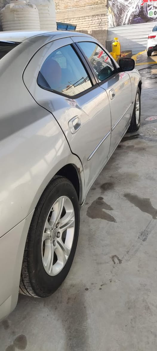 سلام عليكم جارجر 2010بغداد بيها قطعه واحده باب خلف السائق فقط محرك كير جدد تبريد ثلج السعر 115اوبيها مجال للشراي ***********بي وات ساب
