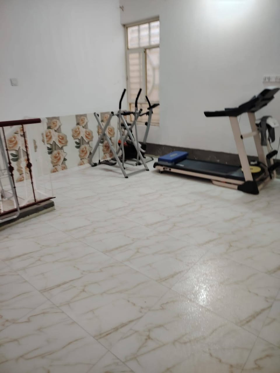 بيت في حي الميلاد 100 واجهه ٥متر في نزال ٢٠متر الطابق الارضي غرفه نوم وصاله هي صاله هي مطبخ واستقبال وصحيات داخليه وخارجيه الطابق الاول غرفه نوم وصحيات وصاله ومخزن وسطح *********** واتساب
