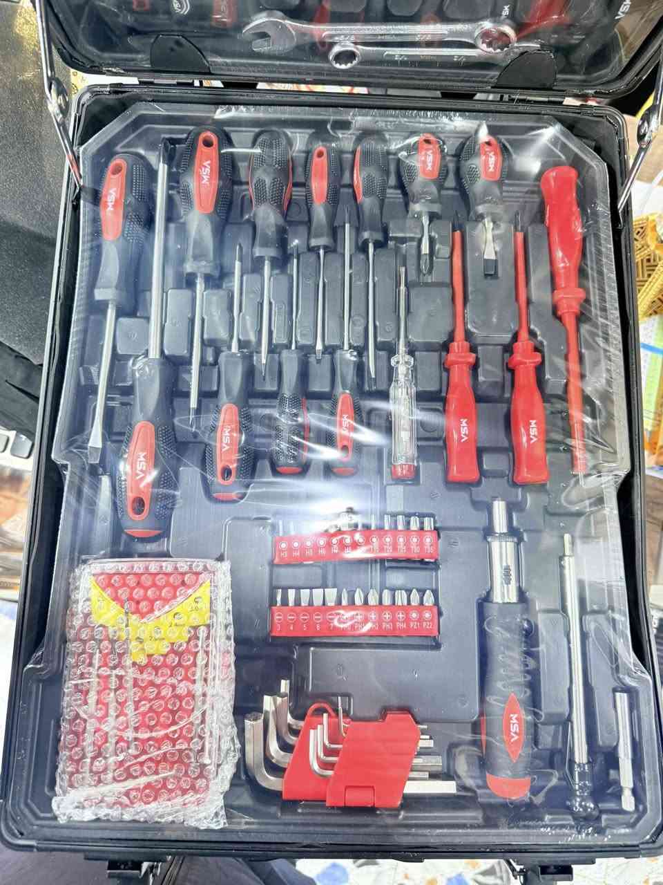 توفر لدى مجمع الدخوين عده اصلي  متكونه من 116 قطعه اوربي باله 
بسعر عرض خاص 55000الف فقط 
العنوان حديثه السبحاني قرب الجامع الكبير على السايدين مجاور كاهي وكيمر 
للاستفسار 
***********
