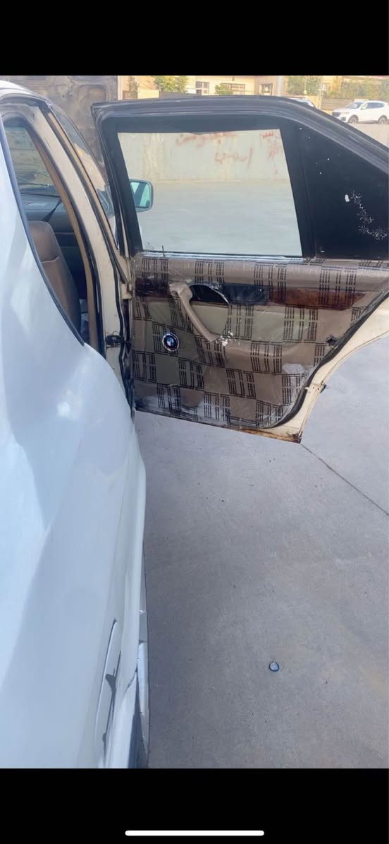 BMW 525كبس 
سعر32 ماتوقع اكو هيجي سعر بس محتاج فلوس ( ومطلوبه غرامات4 ورقات يعني سعرها 28  ورقه قففل!)
سياره كلها بشرط محرك شرط 
كير شرط جاترك 
تبريد شغال 
سياره كاعده ومنصوبه 
كير عادي 
جامات كهرب سياره مكفوله وشرط التحويل ماكني اربيل 
رقم لتوصل *********** أربيل, العراق
