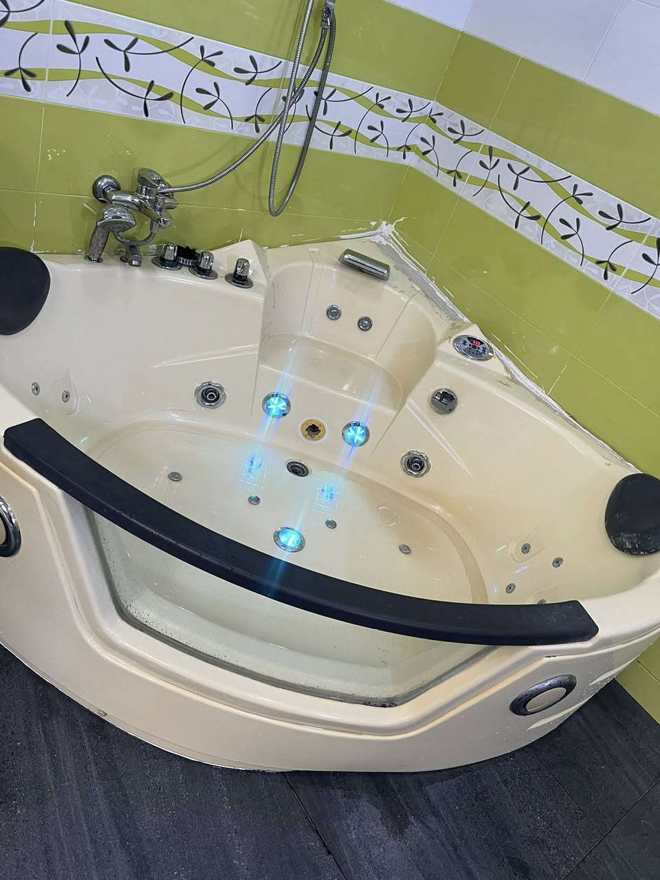 بانيو للبيع شغال جديد راديو والغطاس شغال للاتصال ***********
