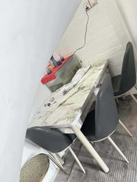 ميز طعام  مستعمل قليل حجم كبير 6كراسي جلد يتصغر ويتكبر للاستفسار الاتص...