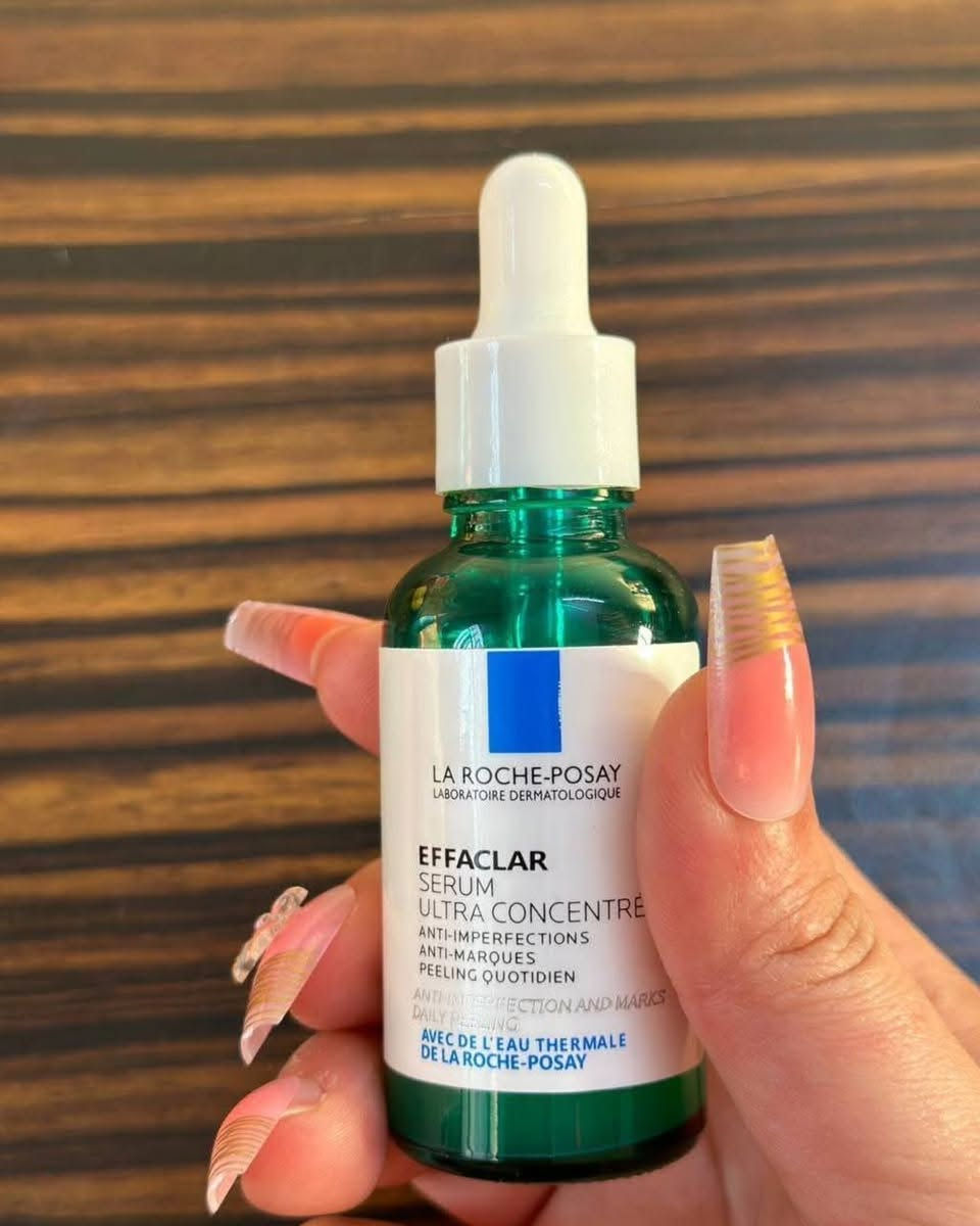 ✨ سيروم إيفاكلار من لاروش بوزيه
الحل المثالي للبشرة الدهنية والمعرضة للحبوب!

💧 سيروم بتركيبة قوية يحتوي على حمض الساليسيليك + الجلايكوليك + LHA يساعد على تنظيف المسام بعمق وتقشير البشرة بلطف للحصول على بشرة أنعم وأنقى.  

🌟 الفوائد:
✔️ يقلل الحبوب وآثارها بشكل واضح
✔️ ينظف المسام ويقلل الرؤوس السوداء
✔️ يساعد على تجديد خلايا البشرة
✔️ يقلل الدهون الزائدة ويصغر مظهر المسام
✔️ يمنح البشرة نعومة وإشراقة
🧴 يحتوي أيضاً على النياسيناميد


**إذا كنت صاحب هذا الإعلان وتريد حذفه لأي سبب، رجاءا أرسل رسالة إلى الدعم الفني**